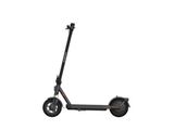 gros plan d'un scooter sur fond blanc