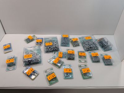 de nombreux types de vis et d'écrous sur la table