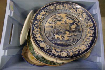 une assiette bleue et blanche dans une boîte bleue