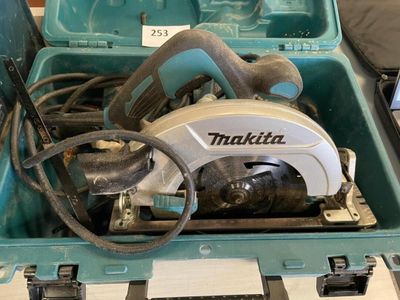 une boîte à outils bleue contenant une scie circulaire