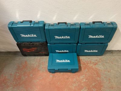 Quatre outils Makita sont alignés les uns à côté des autres sur le sol.