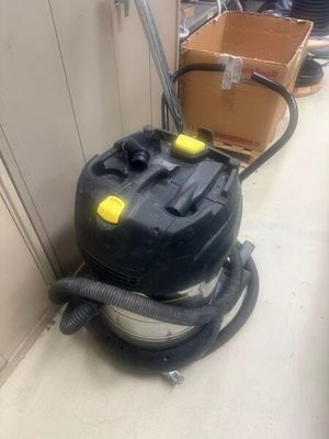 un aspirateur posé par terre