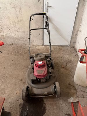 une tondeuse à gazon qui traîne dans un garage
