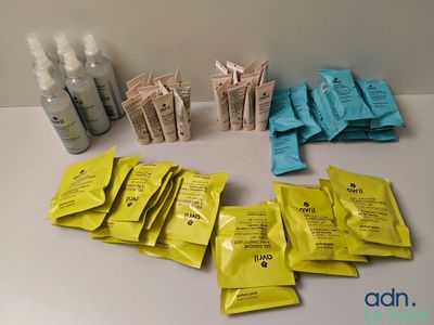 une table sur laquelle sont posés de nombreux paquets et de nombreuses brosses à dents