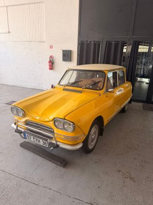 une voiture jaune garée devant un immeuble