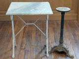 une petite table et un petit tabouret posés sur un parquet