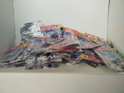 une pile de bandes dessinées posée sur un comptoir
