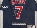 Le maillot du joueur est exposé, accompagné d'une photo de lui.