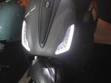 un scooter exposé dans une pièce