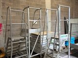 plusieurs échelles posées dans une pièce
