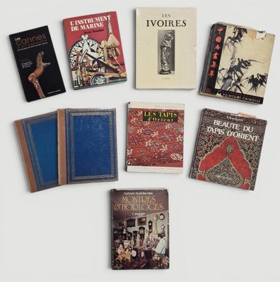 Plusieurs livres sont disposés en cercle sur une surface blanche