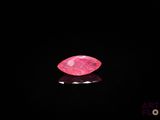 un diamant rose sur fond noir