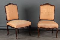 Paire de chaises à la Reine en noyer mouluré et sculpté de f…
