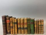 un groupe de vieux livres posés les uns sur les autres