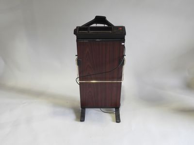 une petite boîte en bois munie d'une poignée, sur fond blanc