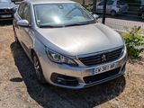 La voiture argentée est garée sur le bord de la route.