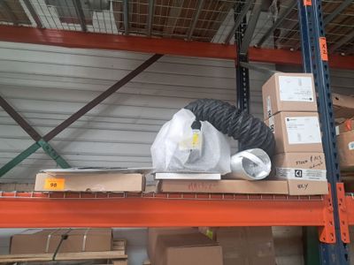 une pile de cartons sur une étagère dans un entrepôt