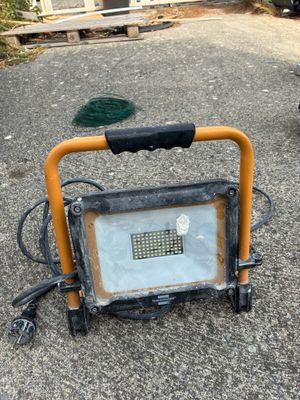 a small light that is sitting in the middle of the street