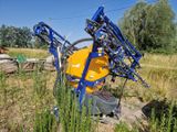 une machine jaune et bleue au milieu d'un champ