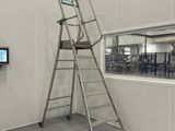 une échelle adossée au mur d'une pièce