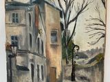 une peinture à l'huile représentant une scène de rue avec des bâtiments et un arbre