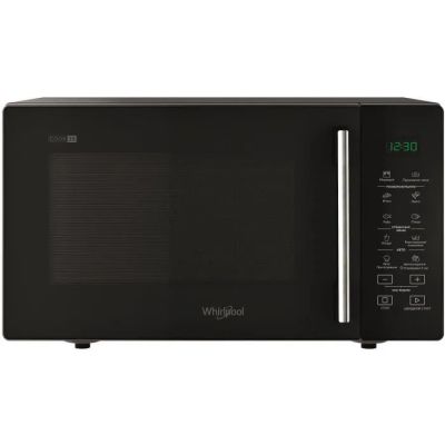 un four à micro-ondes noir posé sur un comptoir blanc