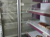 un réfrigérateur contenant des beignets dans un magasin