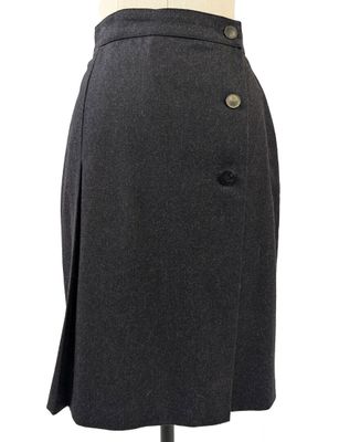 une jupe noire avec des boutons sur le devant et sur le côté