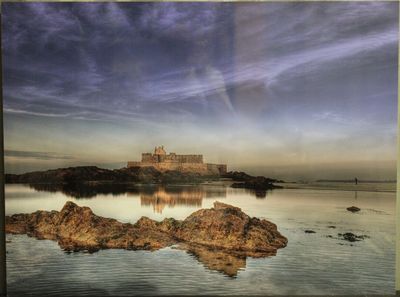 une photo d'un château au milieu d'un lac