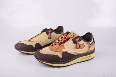 La Nike Air Max est une basket beige, marron et orange