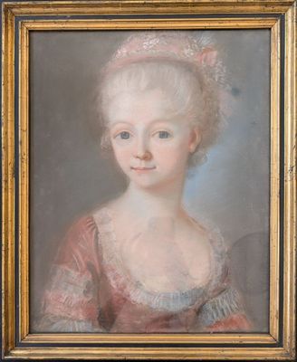 portrait d'une jeune fille en robe rose, encadré d'un cadre doré