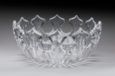 une photo d'un saladier en verre transparent posé sur une table
