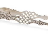 gros plan d'un bracelet en argent sur fond blanc