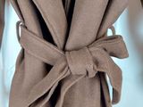 un gros plan d'un manteau orné d'une cravate