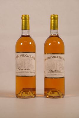 deux bouteilles de vin posées l'une à côté de l'autre sur une table