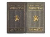un vieux livre dont deux pages comportent des lettres dorées