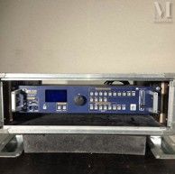 une image d'un four à micro-ondes avec la porte ouverte