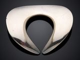 une image d'un objet métallique en gros plan sur une surface noire