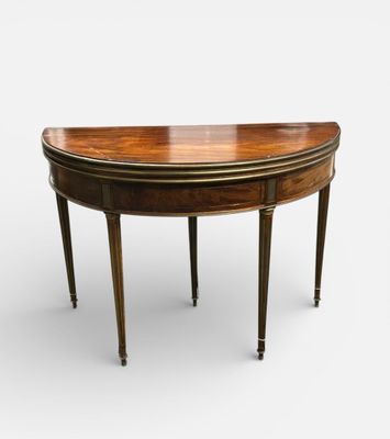 une table ovale en acajou, avec un plateau incurvé et des pieds tournés