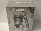 le coffret du parfum est ouvert sur la table