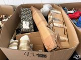 une boîte en carton remplie de différents types d'objets