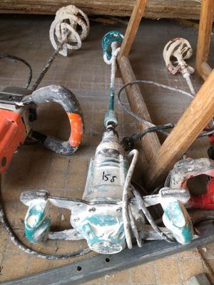 de nombreux outils posés à même le sol