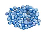 un tas de galets de verre bleus sur fond blanc