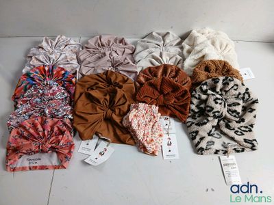plusieurs modèles différents de bandeaux pour bébés posés sur un fond blanc