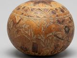 une image représentant un vase marron et noir orné de motifs
