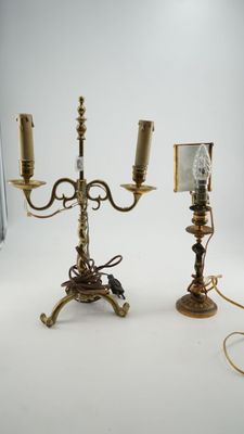 paire de candélabres anciens en laiton avec des abat-jours en verre