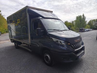 une photo d'une camionnette noire garée sur le bord de la route