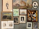 de nombreuses photos encadrées sur le mur de cette pièce