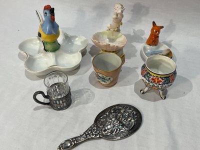 un grand nombre d'objets différents posés sur une table