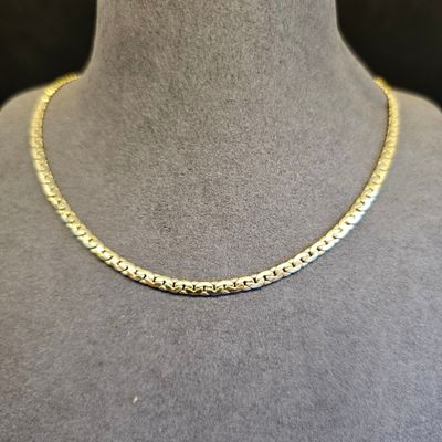 un collier à chaîne en or sur un mannequin mannequin mannequin mannequin mannequin mannequin mannequin mannequin mannequin mannequin